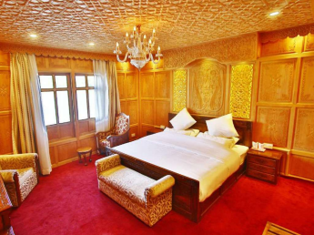 houseboat